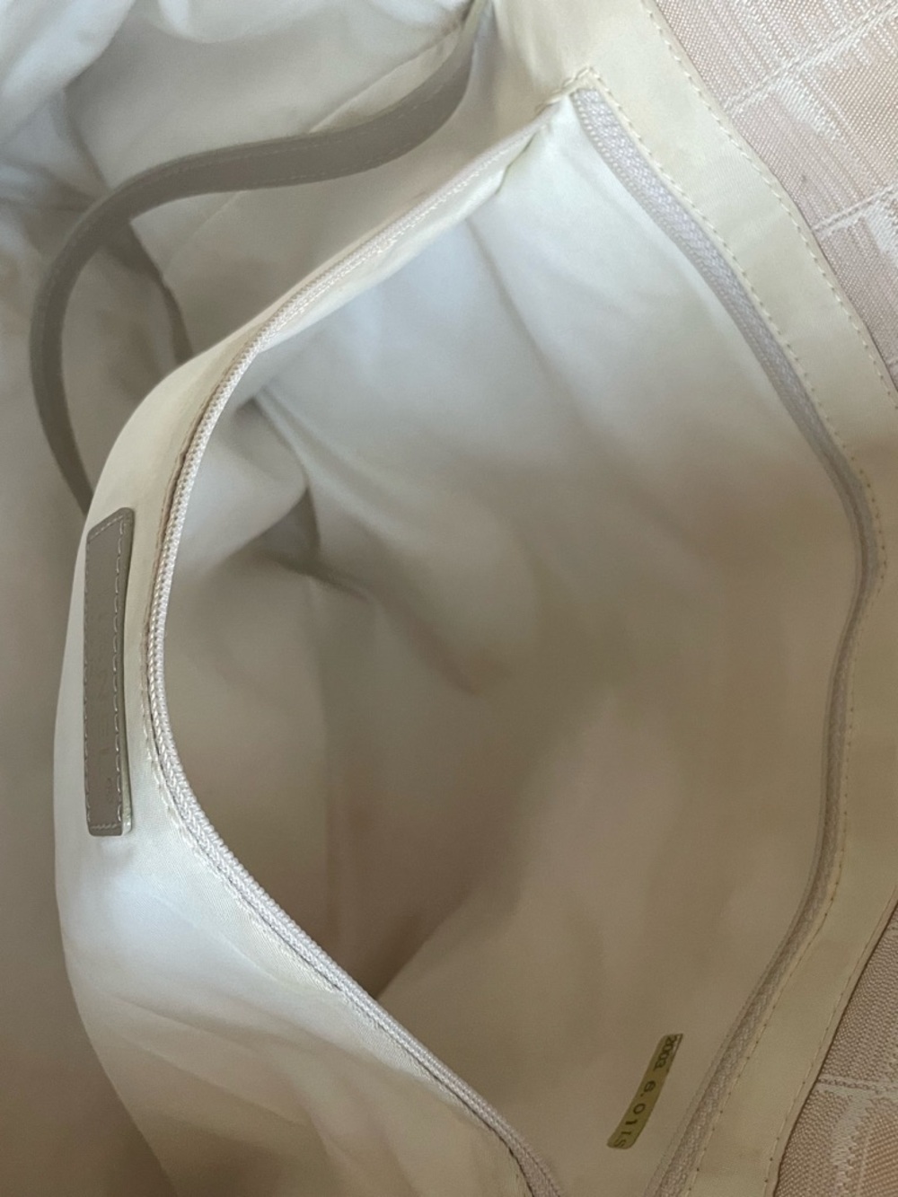 CHANEL Cream Jacquard Tote with Signature Motif - Picture 8 of 16